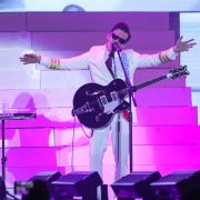Drake Bell interrumpe concierto en Puebla por fallas de audio y despide en vivo a técnico de sonido