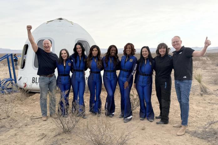 Vuelo histórico y polémico: Katy Perry y cinco mujeres más hacen historia en el espacio, pero reciben críticas por impacto ambiental