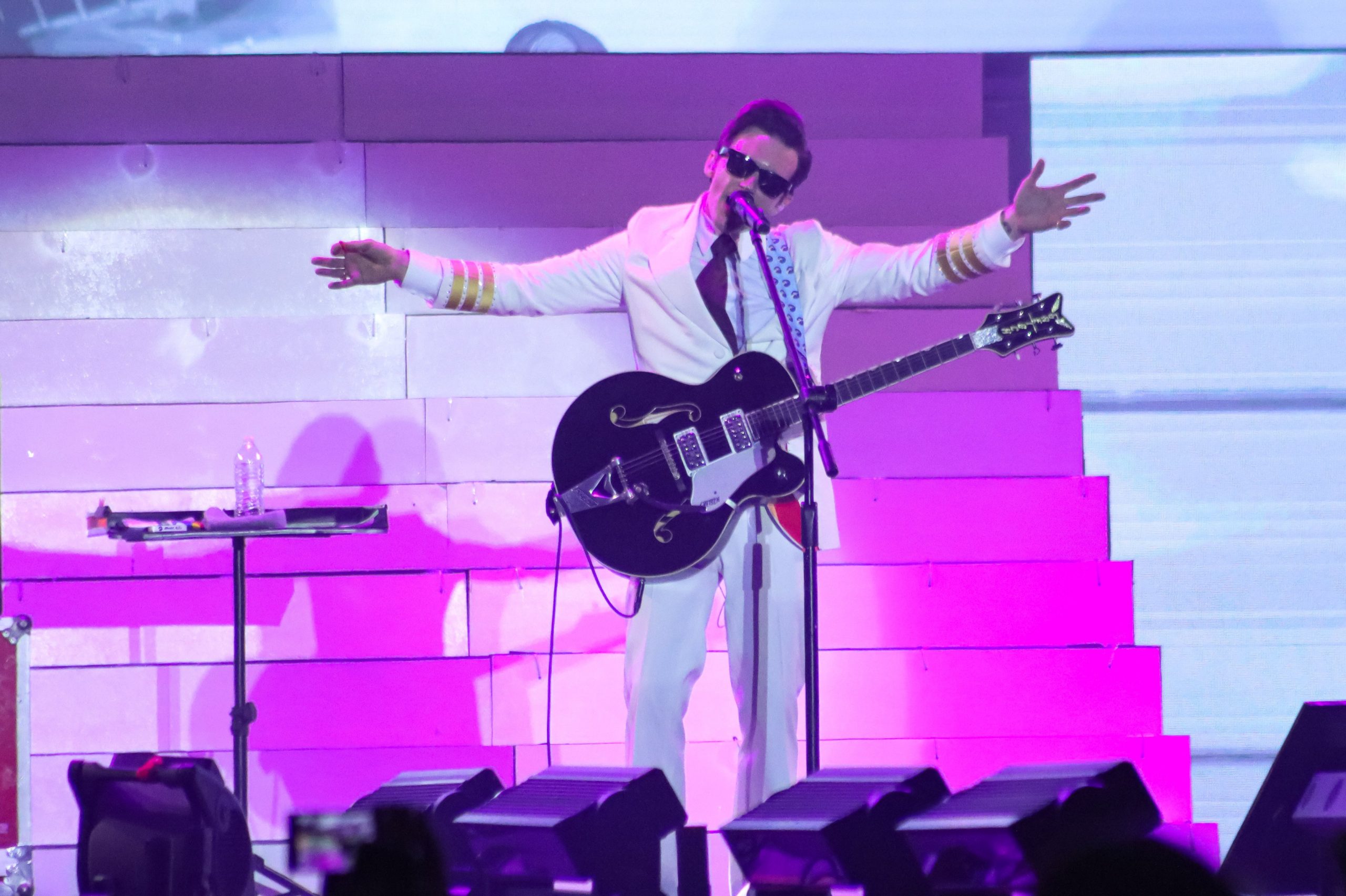 Drake Bell interrumpe concierto en Puebla por fallas de audio y despide en vivo a técnico de sonido
