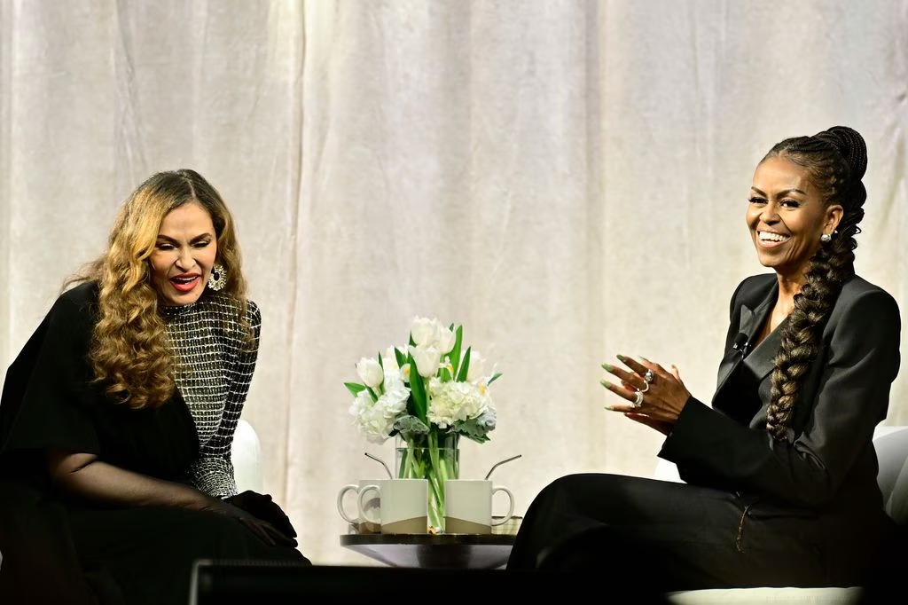 Michelle Obama conquista el escenario con estilo y ritmo en charla con Tina Knowles