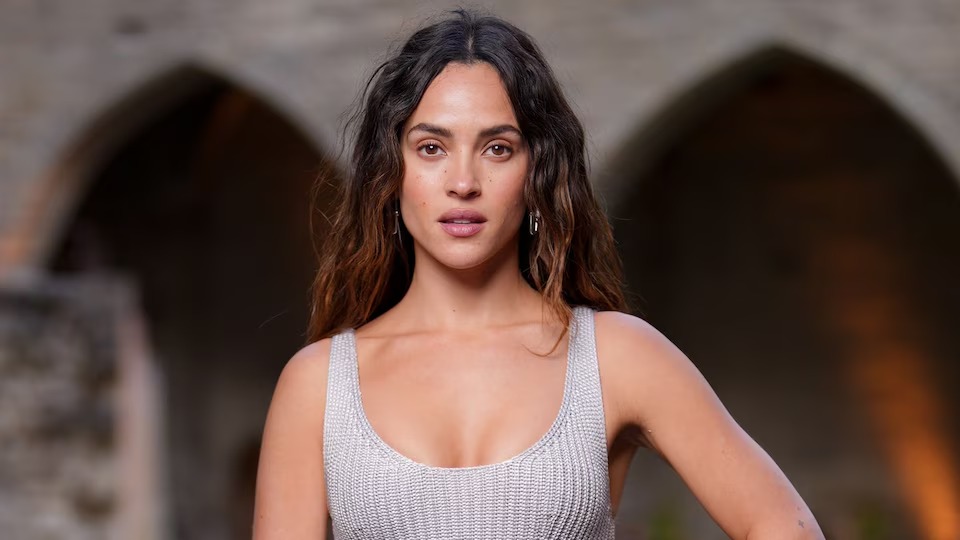 Adria Arjona deslumbra en Francia y consolida su lugar como ícono de estilo latino en Hollywood