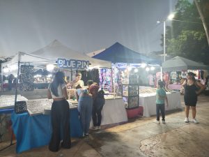 La comunidad LGBT E Plus organizó colorido bazar en Chetumal