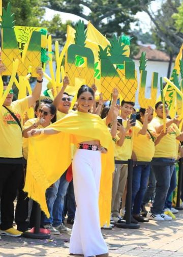 Algarabía y tradición marcan la llegada de las embajadoras a la sede de la Feria Tabasco 2026